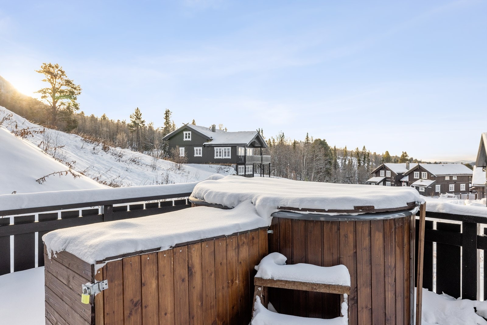 Her ligger alt til rette for å nyte finværsdagene utendørs. Galleribilde