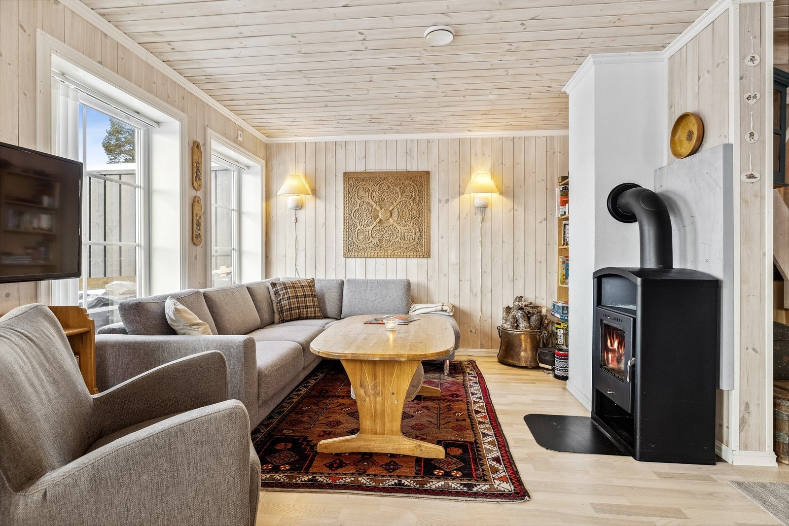 Stuen har en flott vedovn som varmer godt. Galleribilde