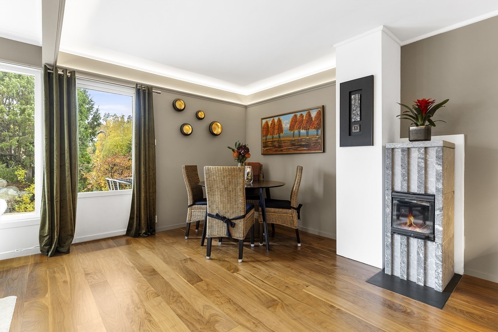Stuen har fin plass for spisebord Galleribilde