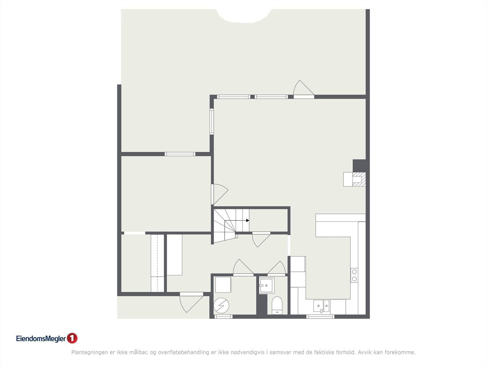 1. etasje/hovedetasjen består av entré med skyvedørsgarderobe, trappegang, toalettrom, vaskerom, stue, kjøkken og et innredet rom med omkledningsrom Galleribilde