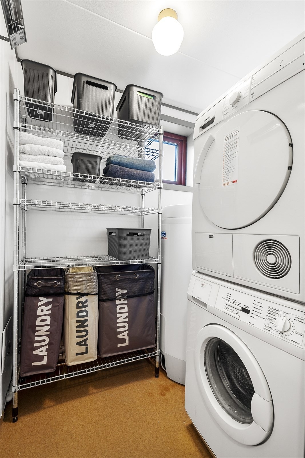 Boligen har eget vaskerom med plass for både vaskemaskin og tørketrommel. Ca. 200 liters varmtvannsbereder fra 2021, lokalisert på vaskerom med sluk i rommet Galleribilde