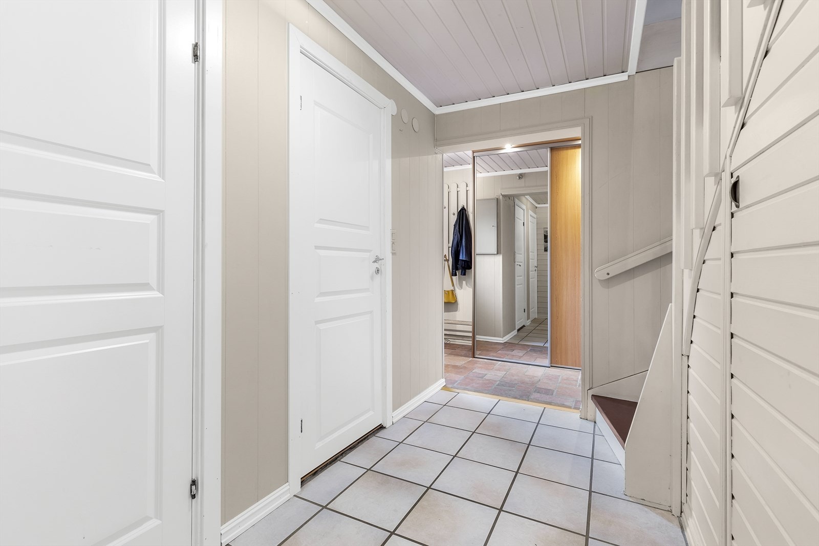 Trapperommet/mellomgangen har også flislagte gulv, samt malt panel og MDF plater på veggene. Under trappen er det gjenbygd og arealet under er smart brukt til kott for lagring Galleribilde