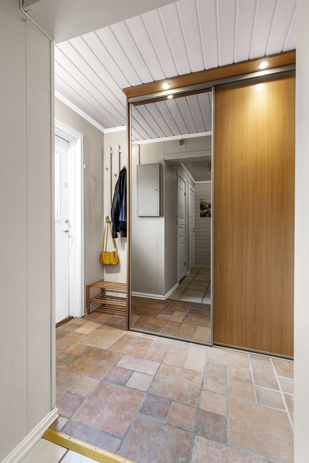 Entréen har flislagte gulv med varmekabler og er innredet med skyvedørsgarderobe for oppbevaring av sko og yttertøy m.m. Galleribilde