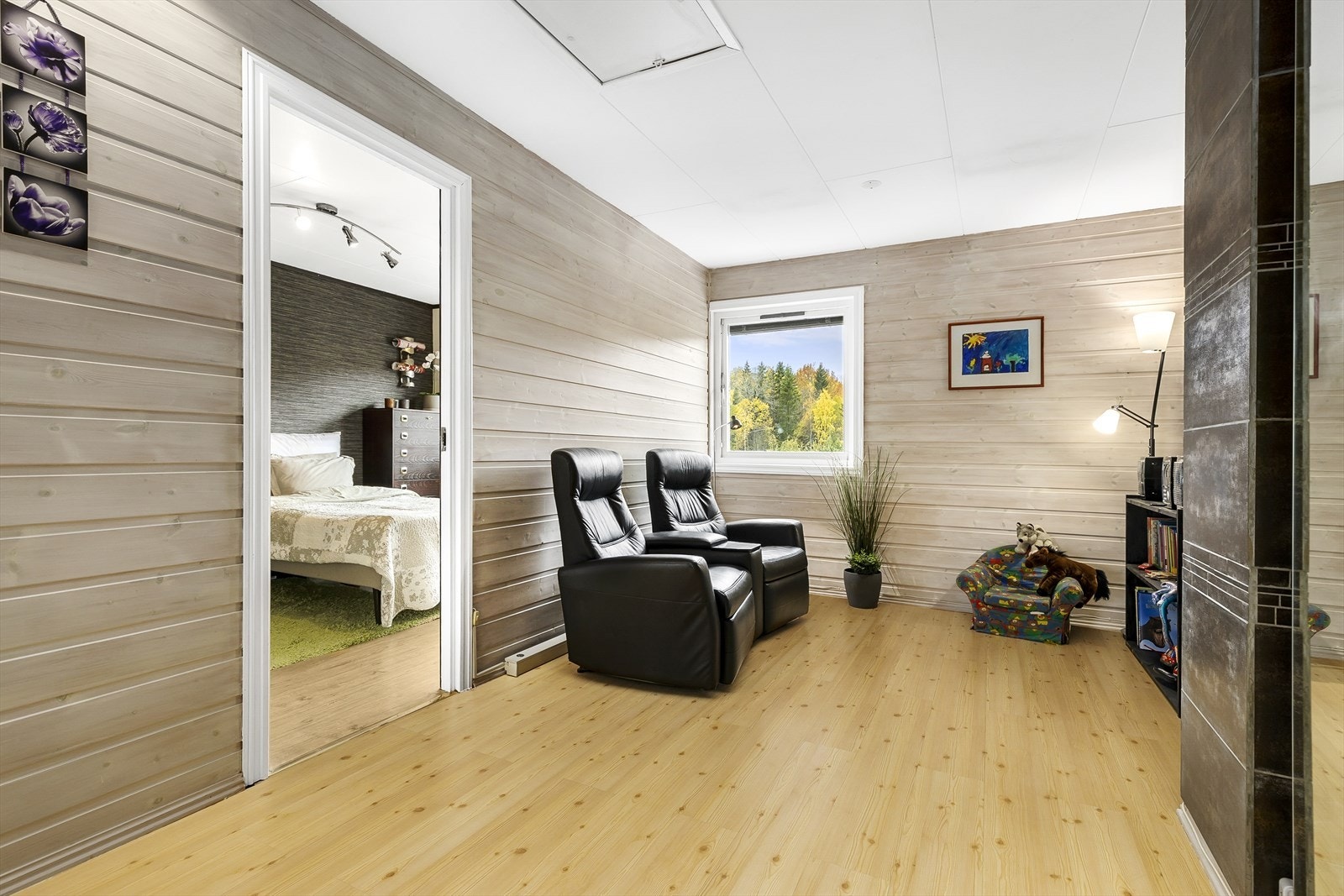 Loftstuen er opprinnelig et soverom, gang og bod. Kan enkelt tilbakeføres om man har behov for et ekstra soverom. Tilkomst til kaldloft via loftsluke med nedfellbar stige fra loftstuen Galleribilde
