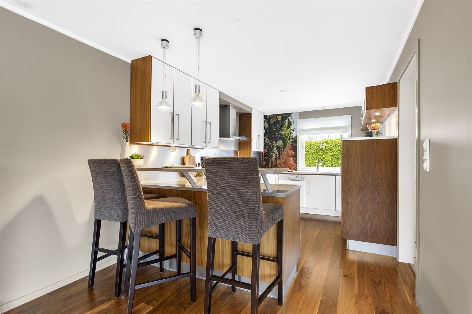 Stuen og kjøkkenet er fint adskilt fra hverandre med en barløsning Galleribilde