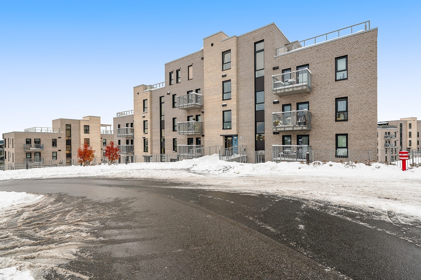 Eiendommen ligger i et attraktivt boligområde på Haneborgåsen i Lørenskog kommune med kort kjørevei til Metrosenteret, SNØ, kinoer, bibliotek og helsetjenester. Galleribilde