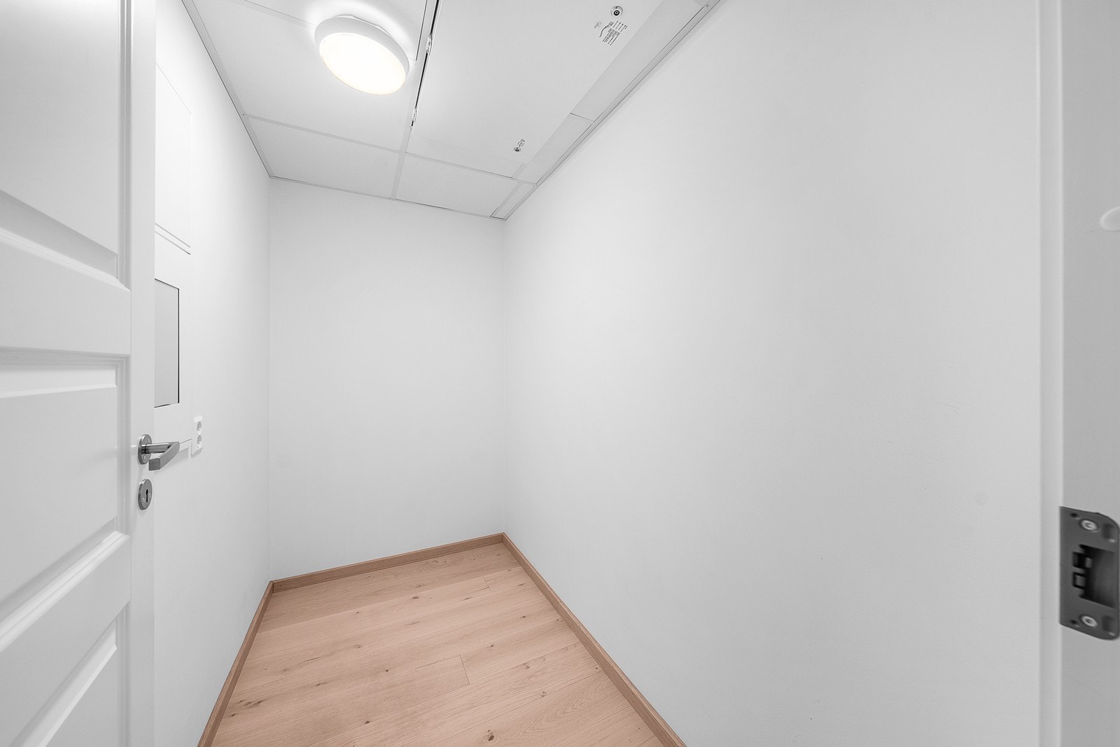 Det er tilgang til innvendig bod fra entréen. Galleribilde