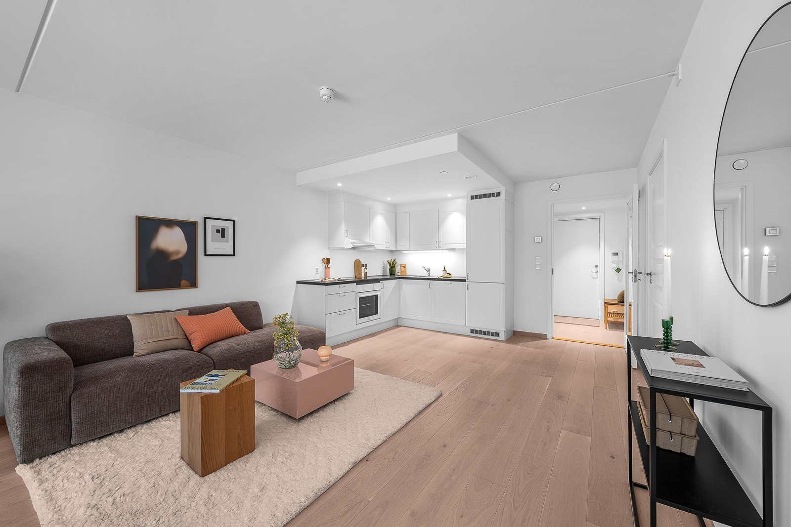 Med åpen løsning mot kjøkkenet er det plass til både sofagruppe og spisebord i stuen. Galleribilde