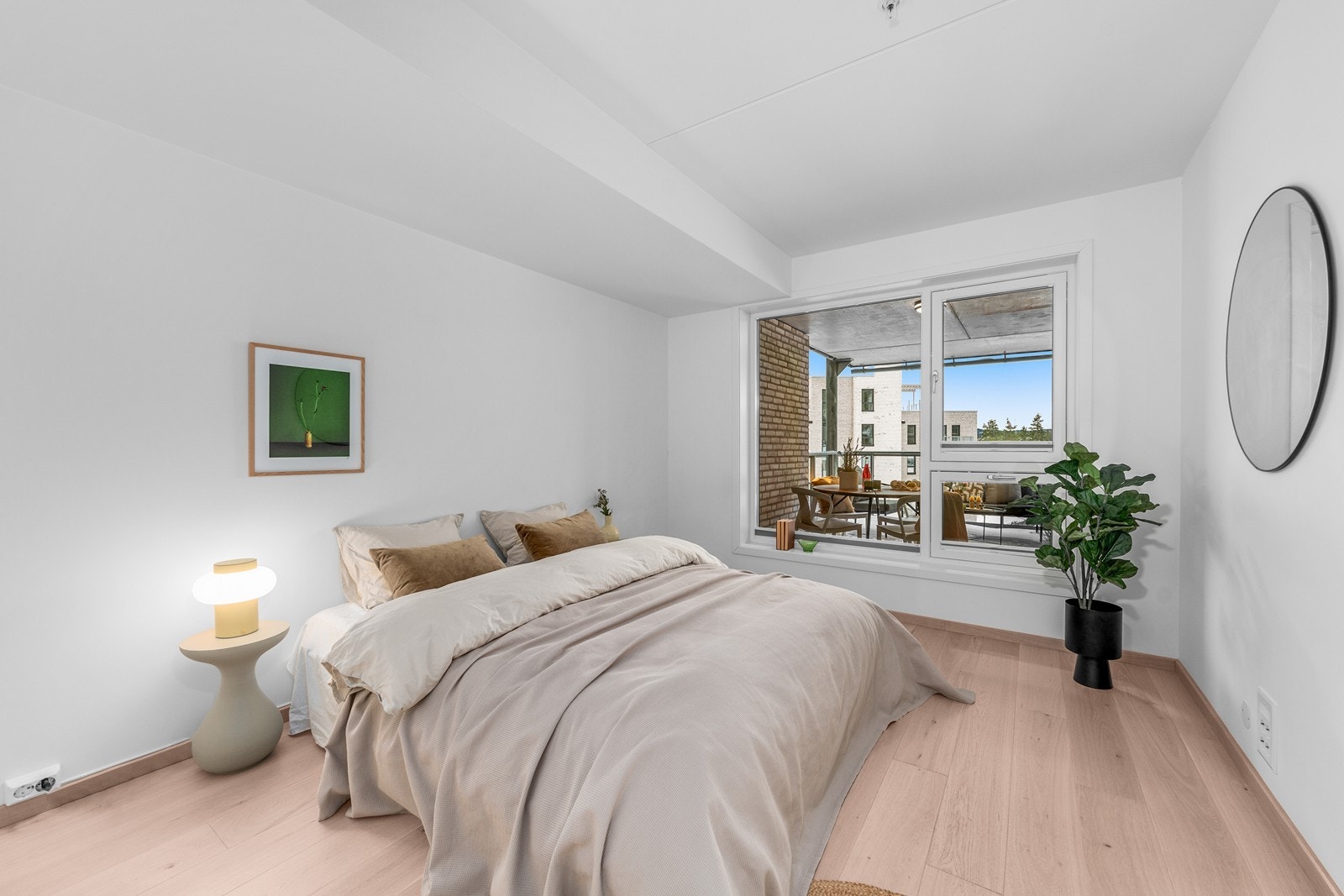Romslig og samtidig lunt soverom med plass til dobbeltseng, nattbord og garderobeskap. Galleribilde