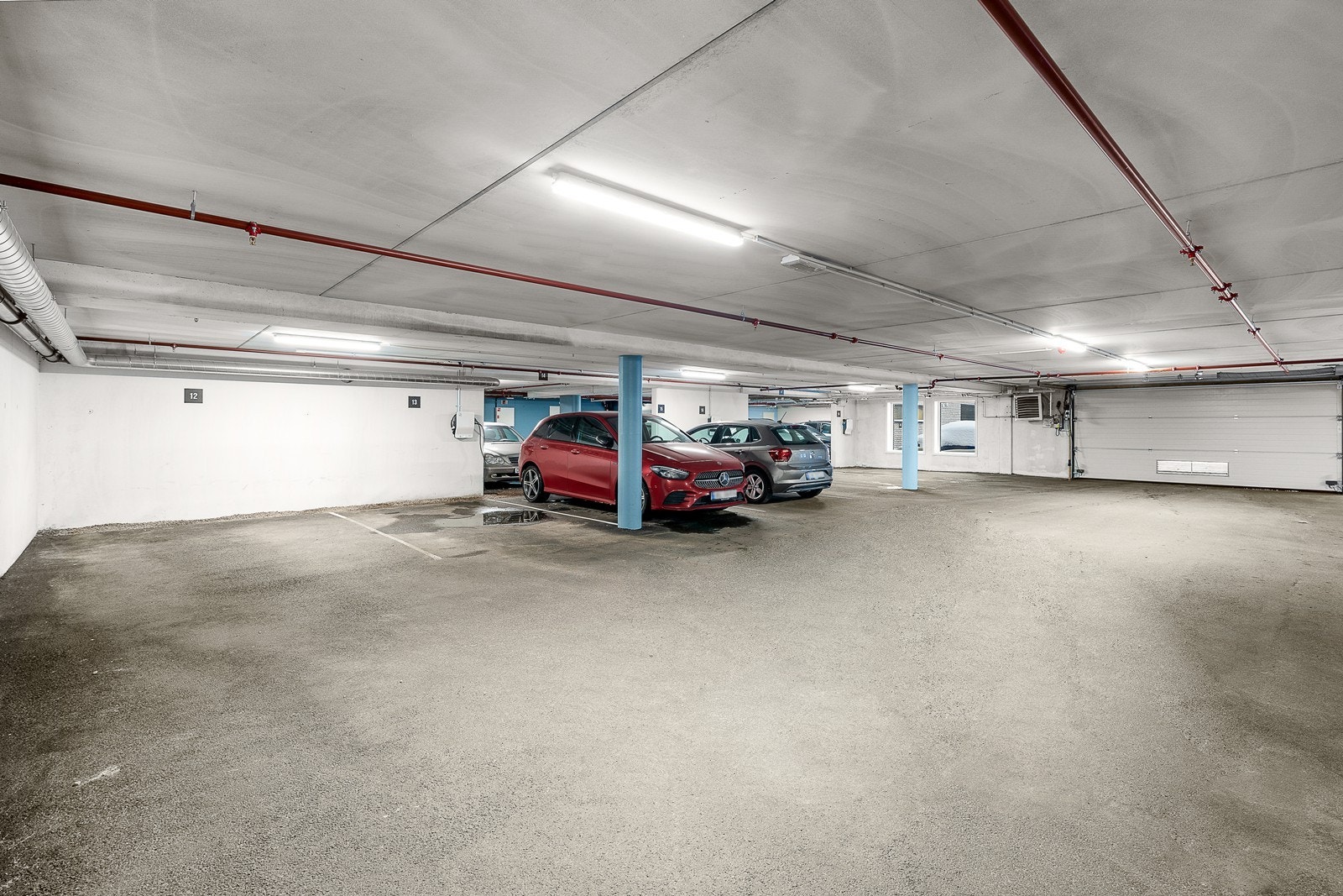 Garasjeplass i lukket anlegg med heisadkomst. Plass nr 12 tilhører seksjonen. Galleribilde