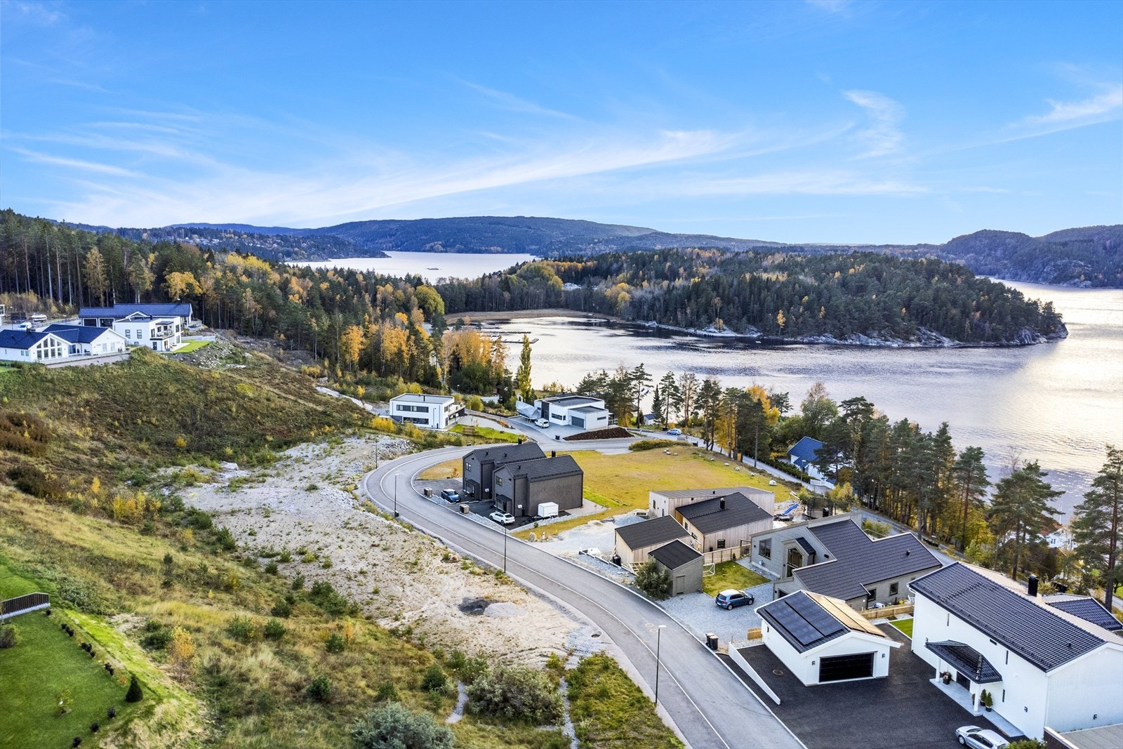 Området byr på flere flotte badeplasser, vakre svaberg og fantastiske turområder som Kysstien, Skriverøya og Monolittbruddet. Galleribilde