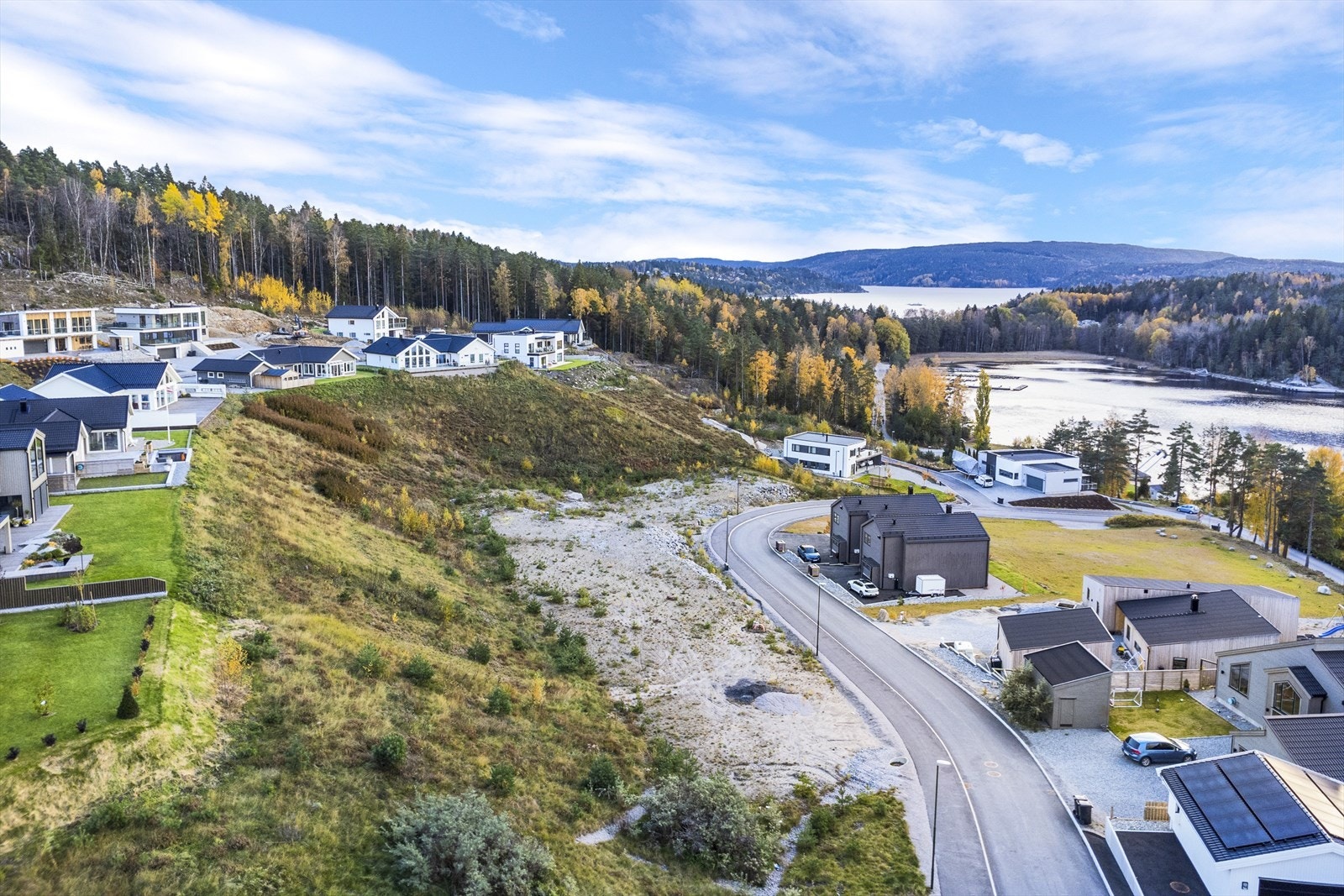 Tomten har en flott beliggenhet nær Iddefjorden på Ystehede, på et nytt boligfelt på Ystehede kun 10 minutter fra Halden sentrum. Galleribilde