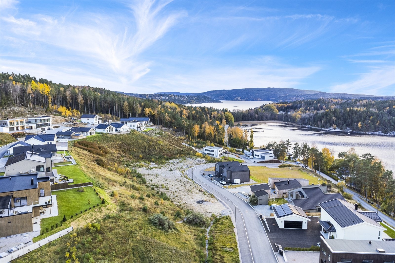 Området ligger like ved og som en forlengelse av tidligere etablerte og barnevennlige boligfelt på Ystehede. Det er umiddelbar gangavstand til flotte turområder og fine bademuligheter på området. Galleribilde