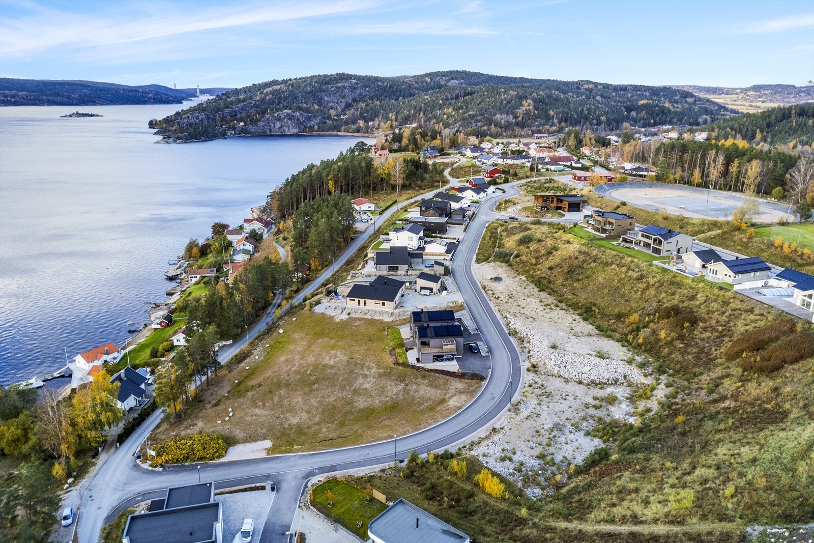 Det er velforening for feltet. Velforeningen har eget klubbhus, og arrangerer flere aktiviteter for både voksne og barn i løpet av året. Galleribilde