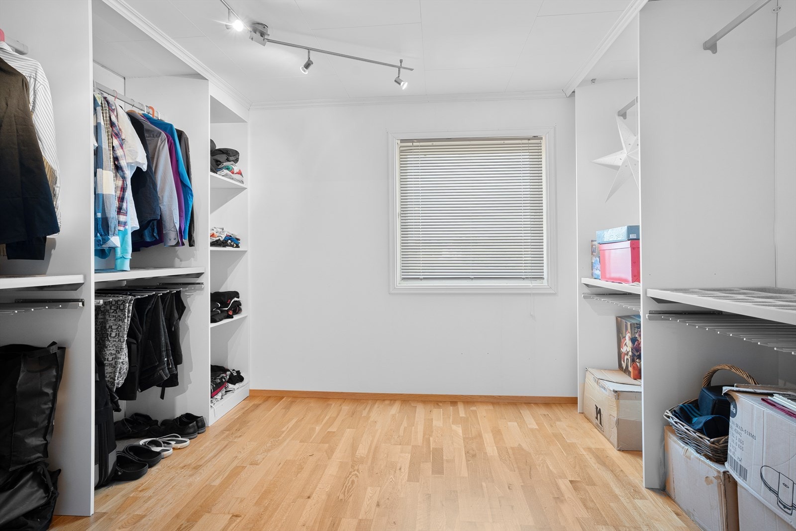 Hovedsoverommet har direkte adkomst til garderobe/walk-in-closet med masse oppbevaringsplass Galleribilde