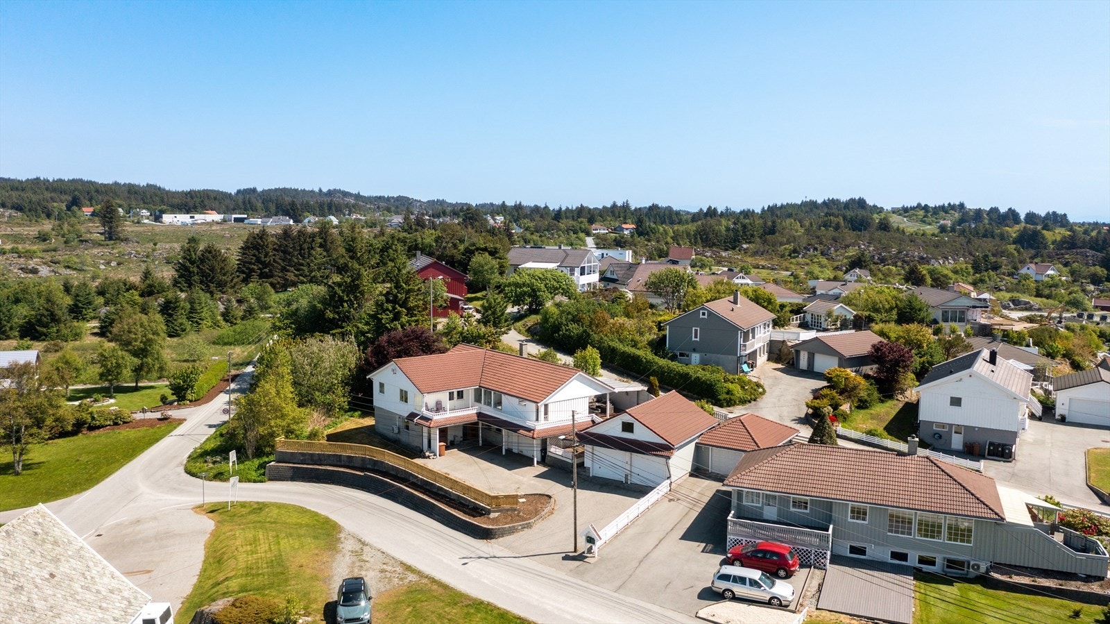 Her får du en meget stor og innholdsrik enebolig innredet over 2 plan (321 kvm) Galleribilde