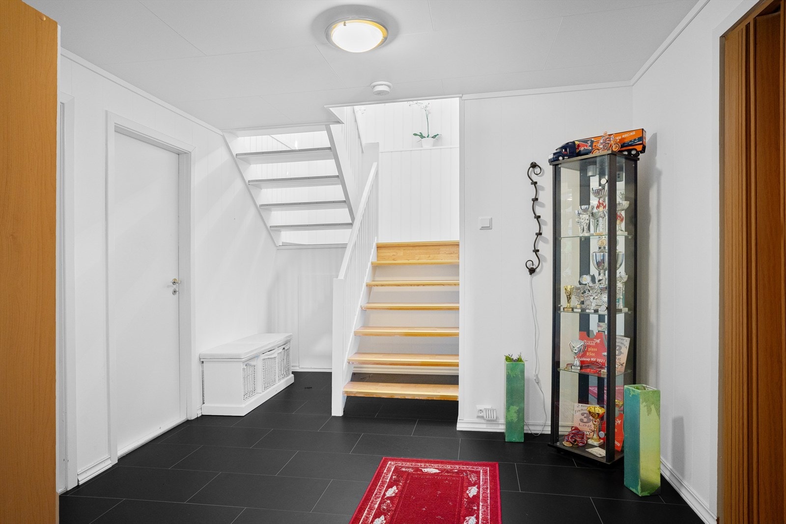 Romslig gang i underetasjen som er pusset opp i 2011 Galleribilde