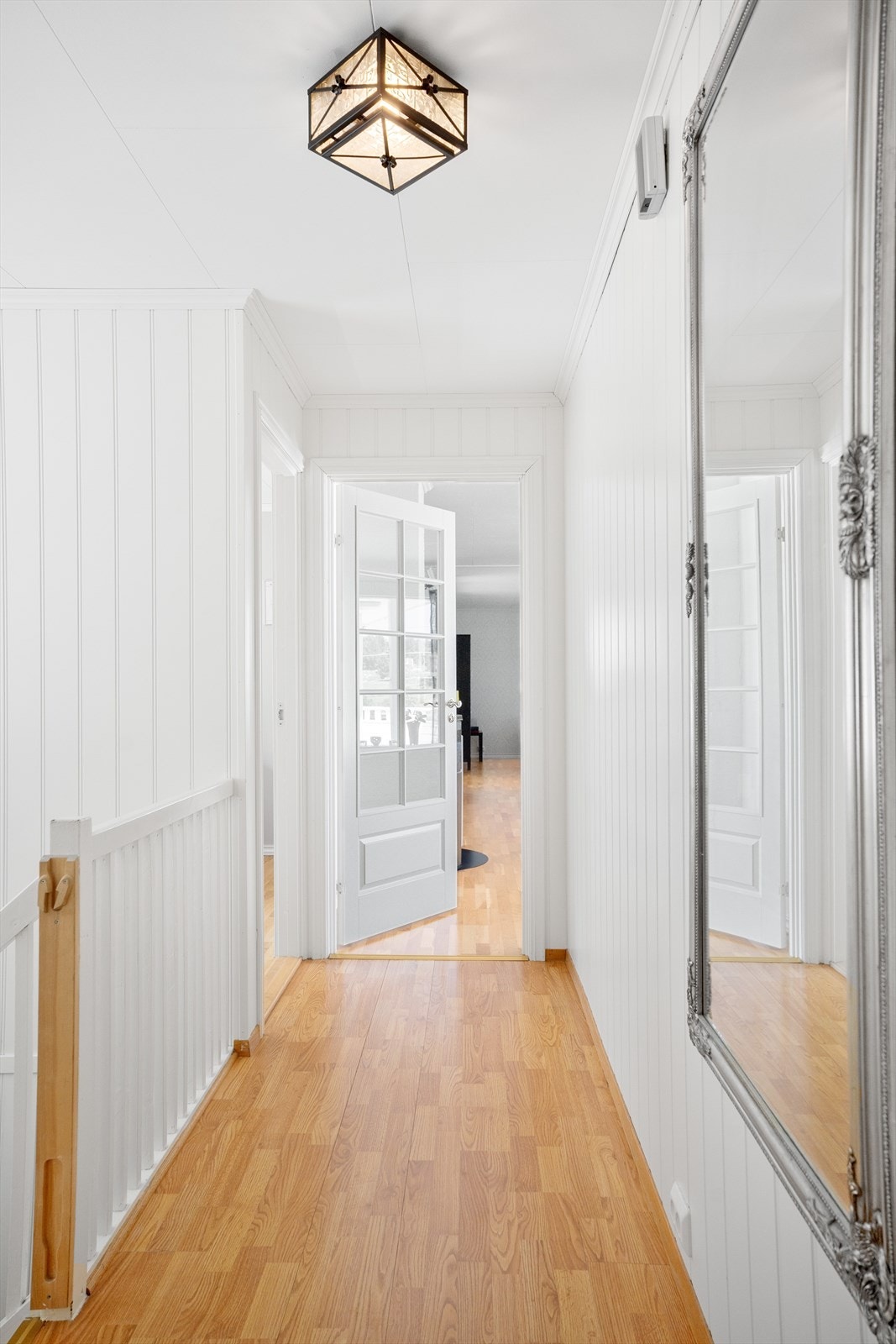 Lys og luftig gang i hovedetasjen med trapp ned til underetasjen Galleribilde