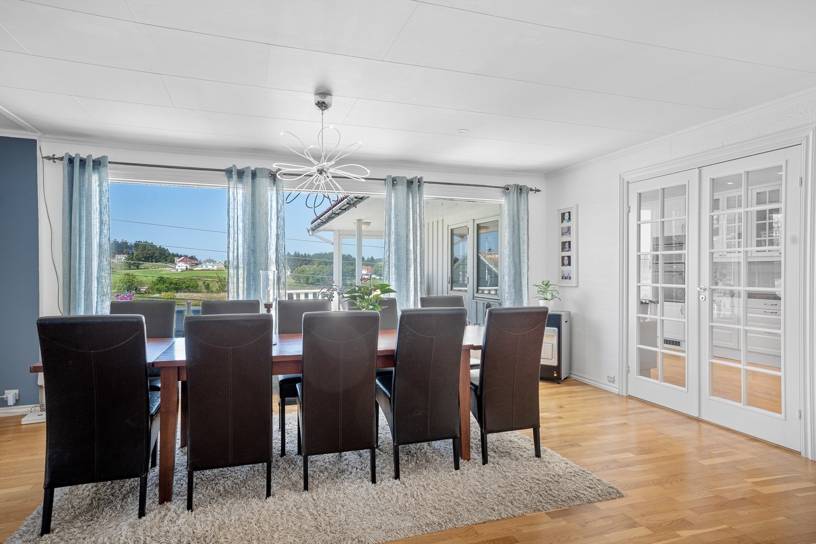 Gled deg til å invitere venner og familie til et bedre måltid samlet rundt spisebordet Galleribilde