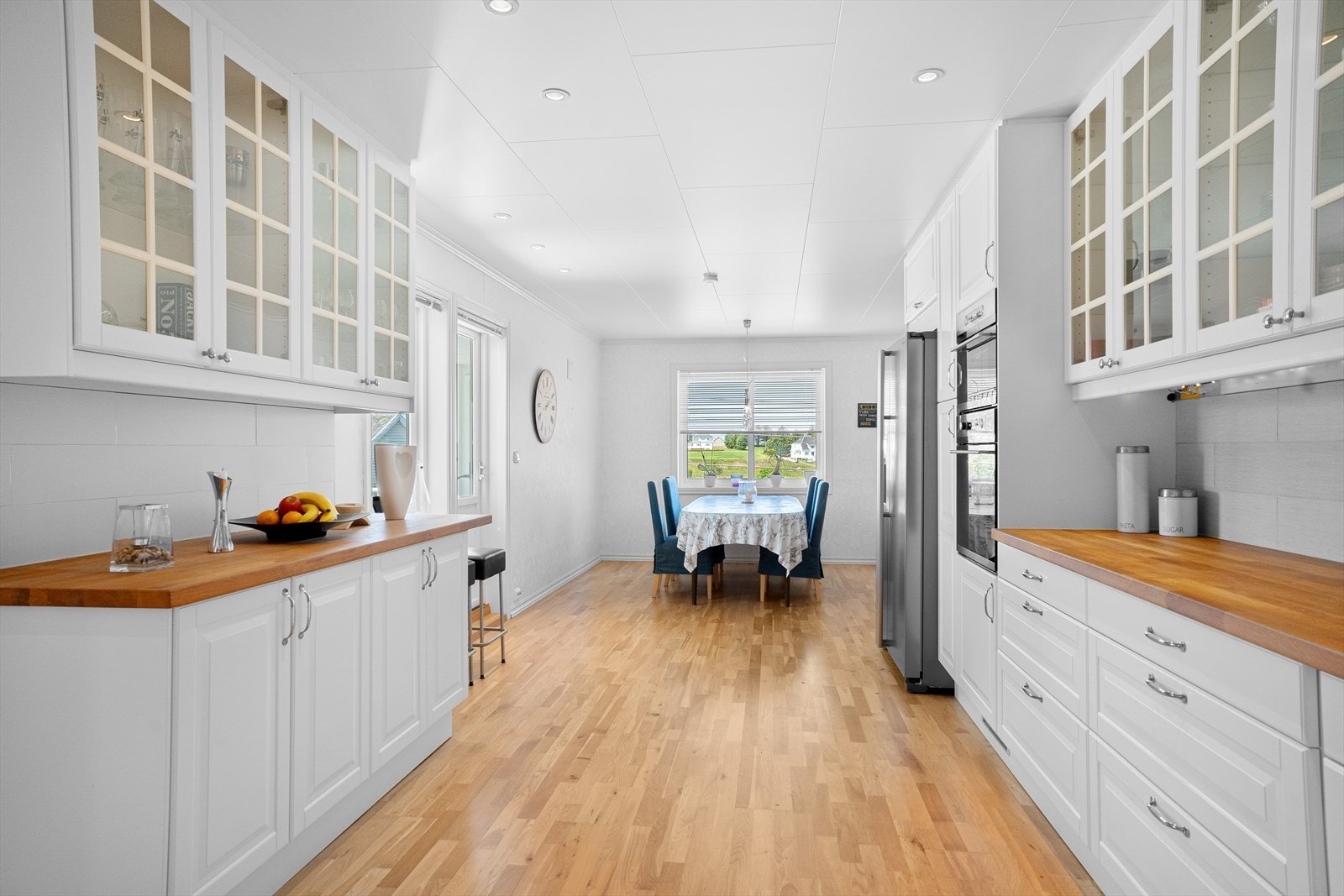 Kjøleskap/frys med vann og isbiter medfølger også i handelen Galleribilde