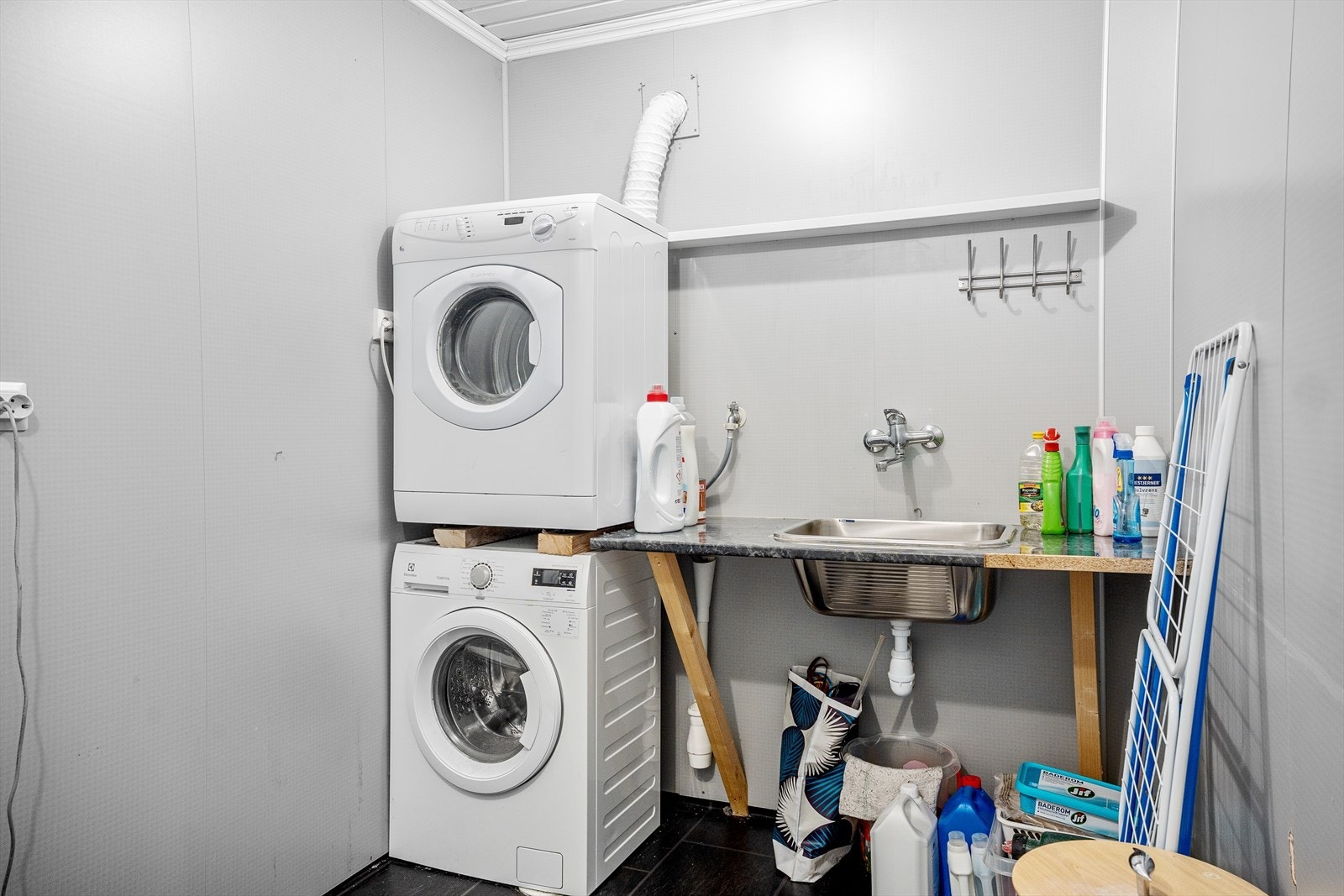 Praktisk vaskerom med belegg på gulv og plater på vegg (ca. 2011) Galleribilde