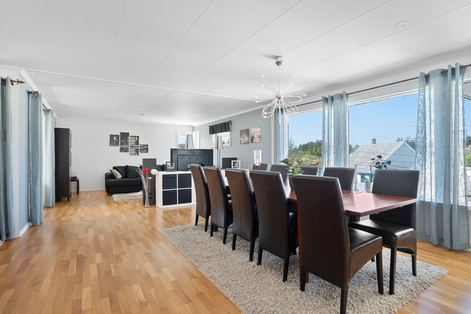 Lys og luftig stue med god plass til både sofa- og spisegruppe Galleribilde