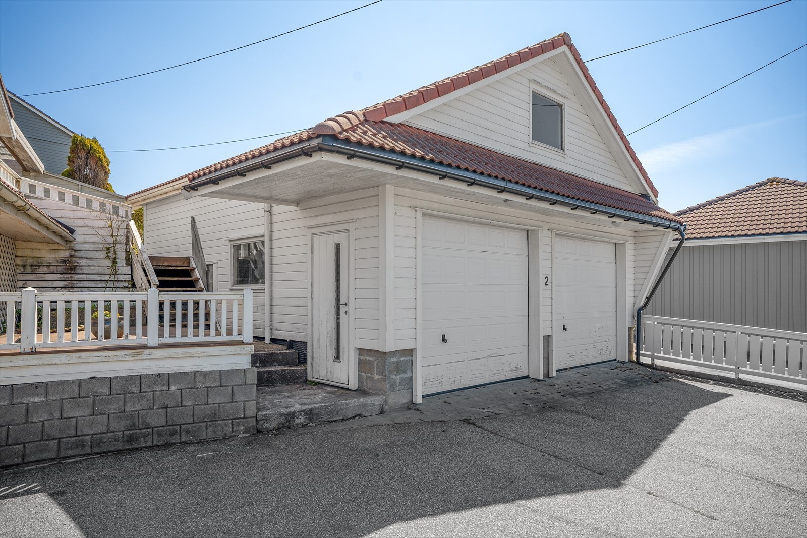 Parkering i dobbel garasje, i enkel garasje og i asfaltert gårdsrom Galleribilde