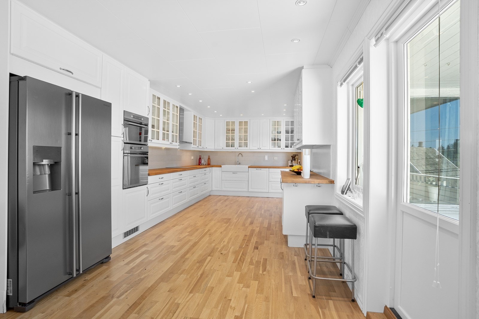 Stort og lekkert IKEA-kjøkken (2012) med masse skap- og benkeplass Galleribilde