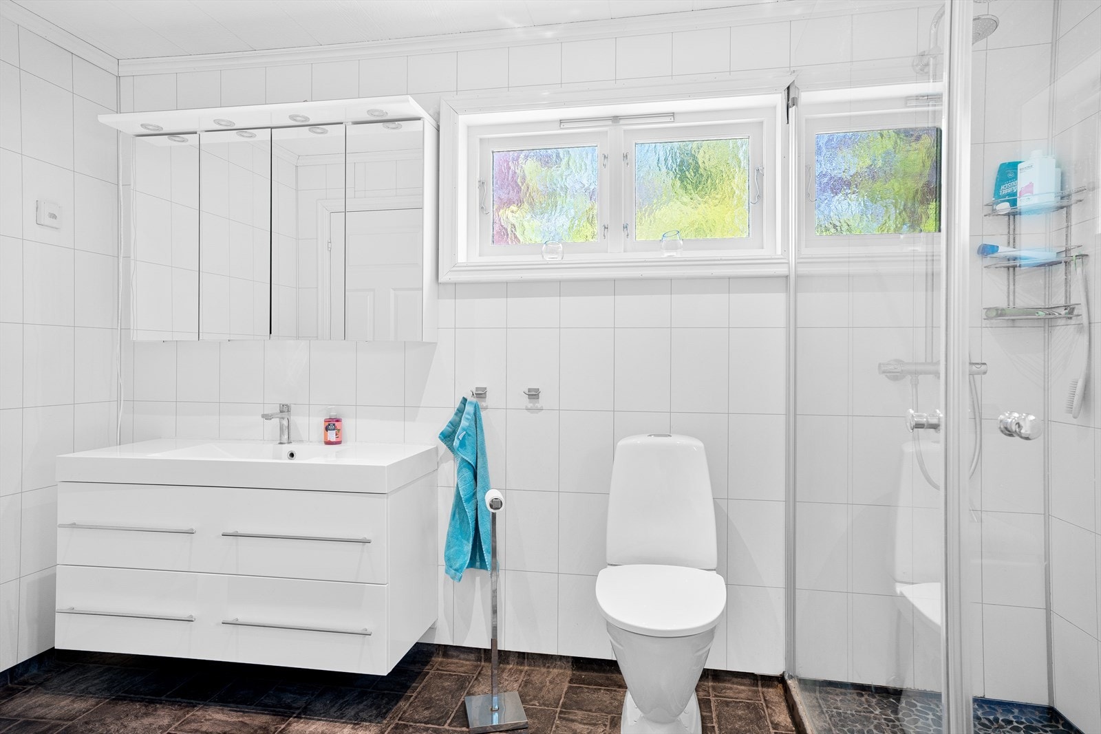 Meget stort og pent bad i hovedetasjen med belegg på gulv og plater på vegg (2007) Galleribilde