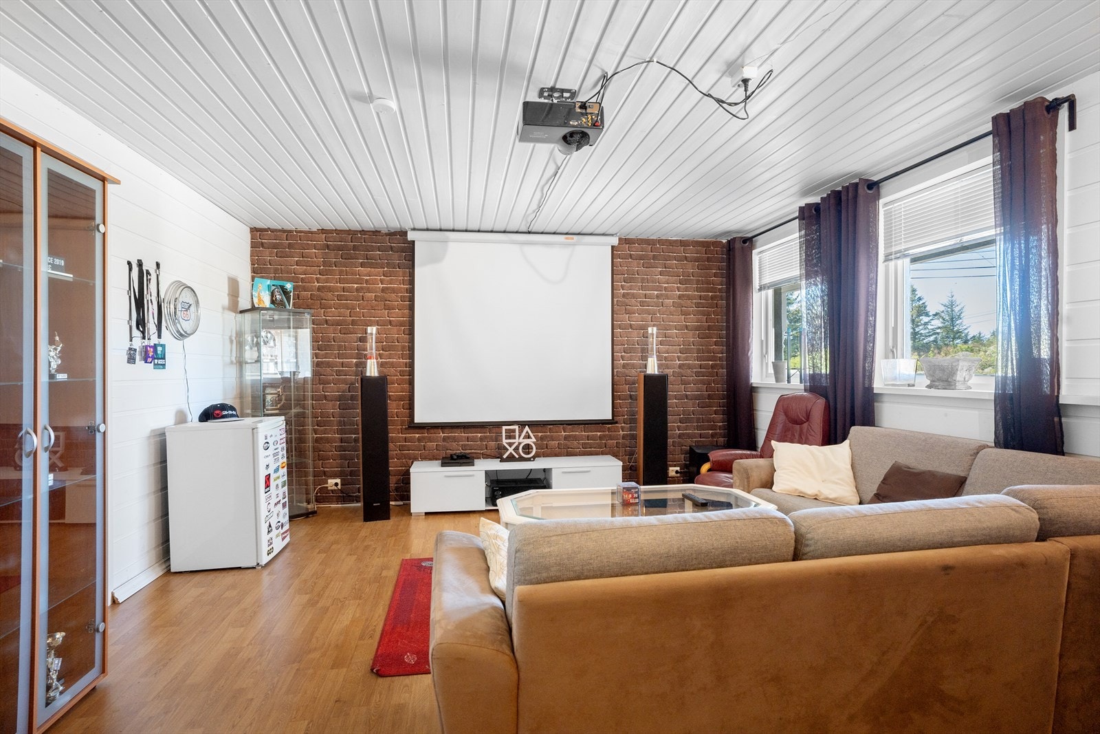 Stor og koselig kjellerstue med god plass til sofagruppe og tv-møblement Galleribilde