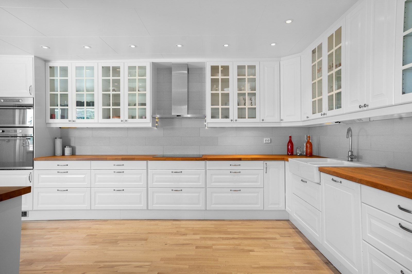 Kjøkkenet har integrerte hvitevarer (mikro, stekeovn, platetopp og oppvaskmaskin) Galleribilde