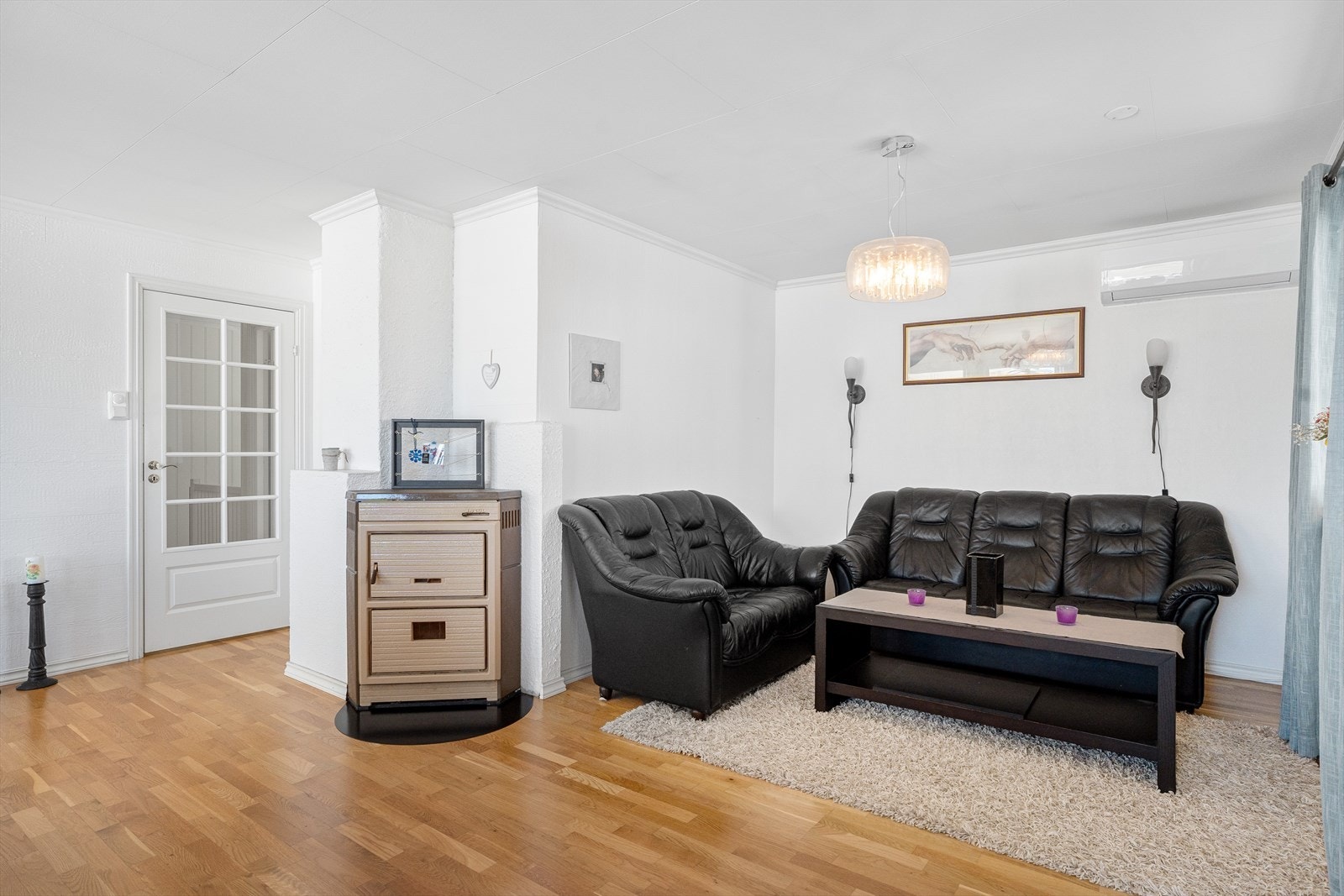 Boligen er gjennomgående holdt i lyse, lette fargevalg Galleribilde