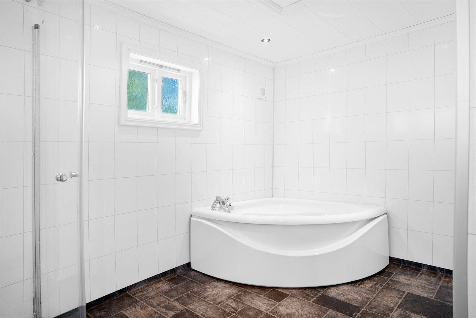 Badet kan skile med både dusjnisje og badekar Galleribilde