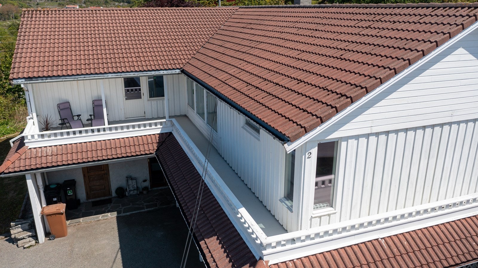 Herlig terrasse med utgang fra kjøkken og stue Galleribilde
