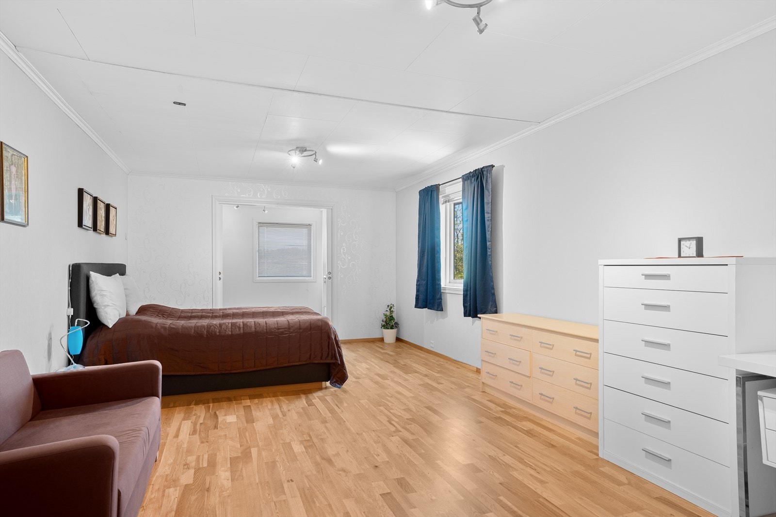 Boligen har totalt 5 soverom fordelt på de 2 etasjene Galleribilde