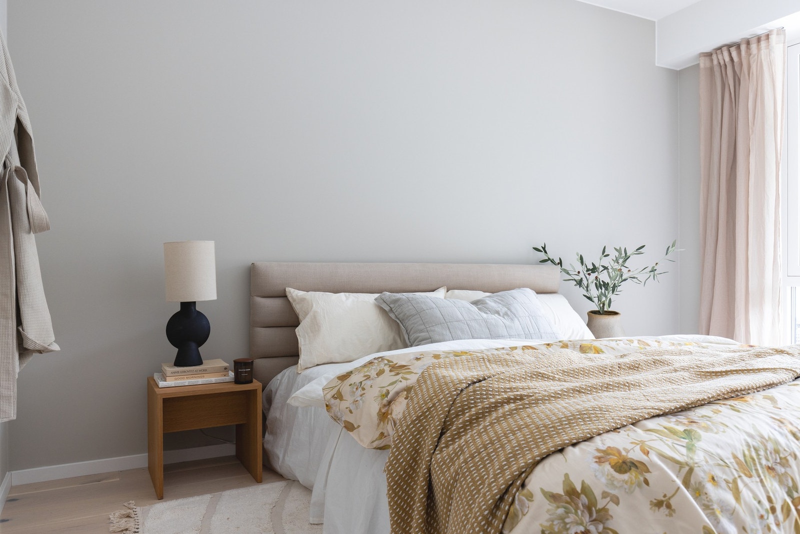 Hovedsoverommet er av meget god størrelse og har dermed god plass til dobbeltseng og tilhørende nattbord. Galleribilde