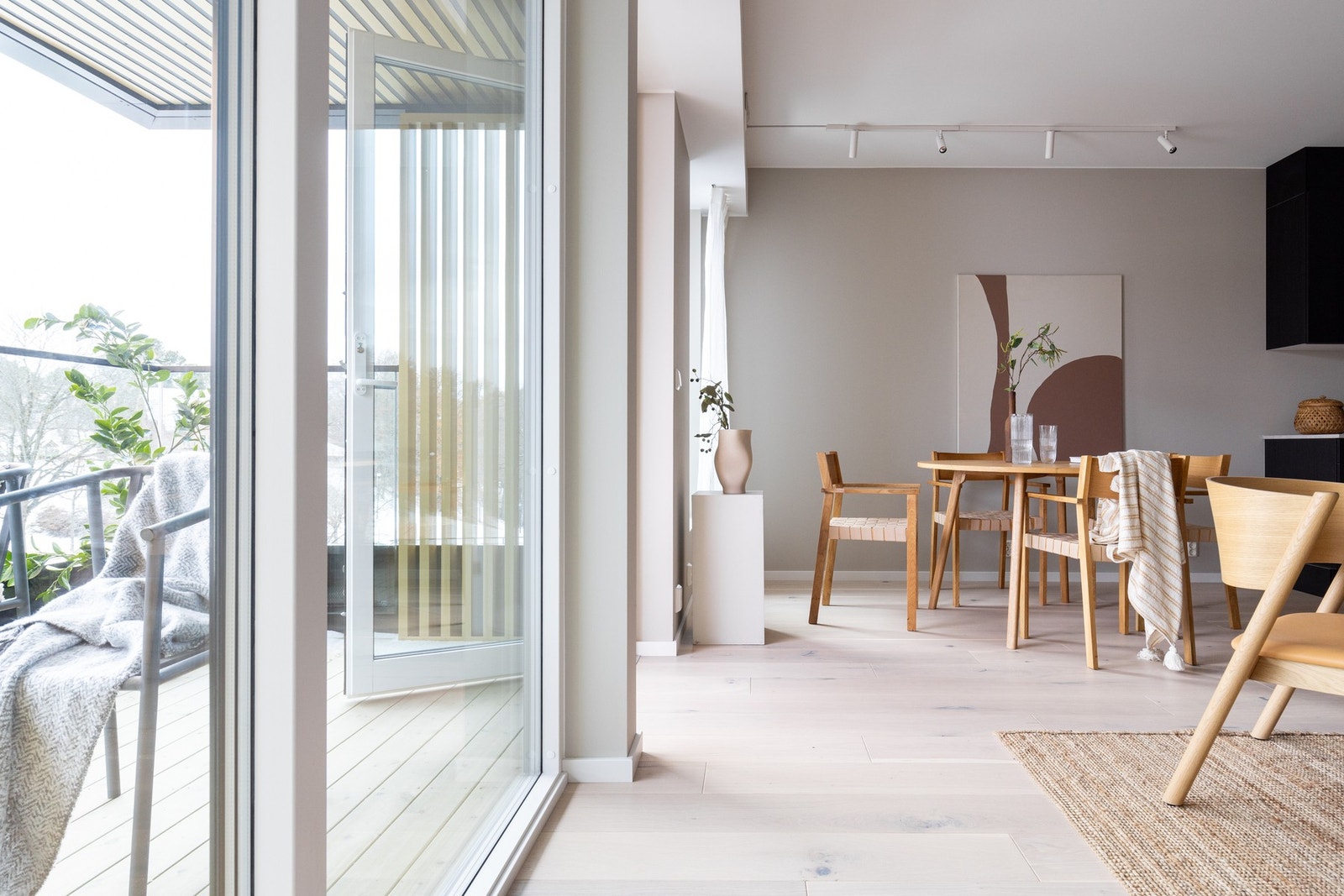 Stuen og kjøkkenet ligger i en åpen løsning og får godt med naturlig lys fra generøse vindusflater, noe som gir en lys og luftig atmosfære. Galleribilde