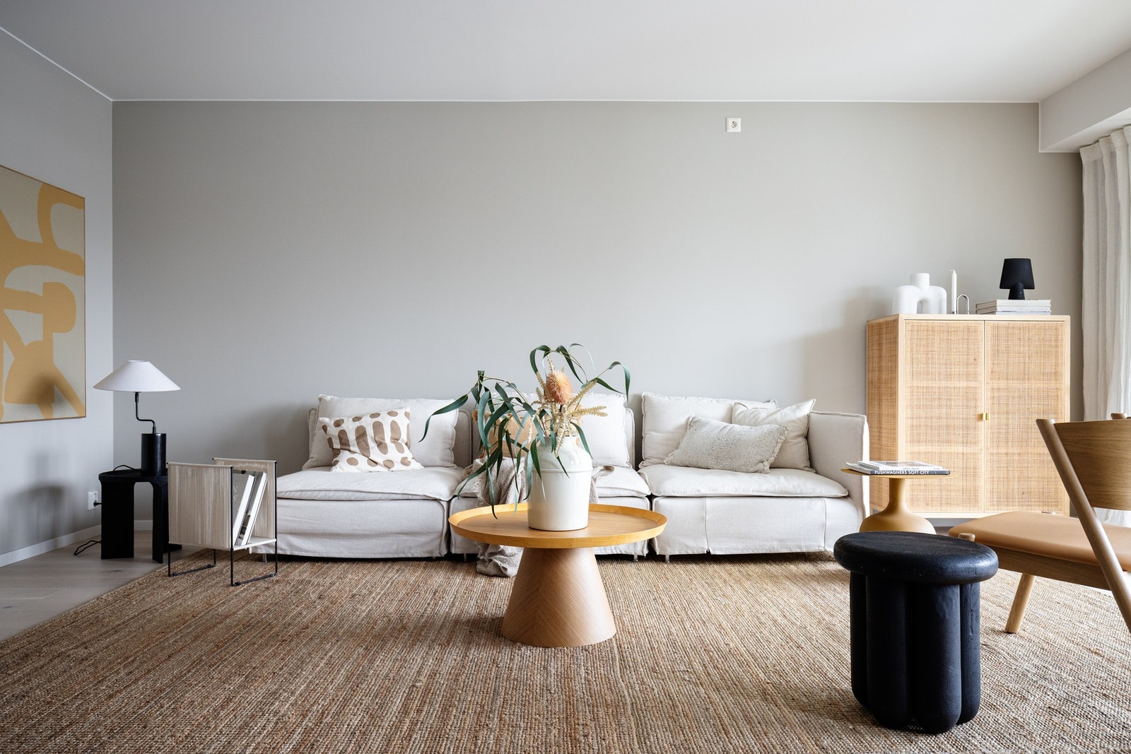 Stuen har gode innredningsmuligheter hvor det er god plass til både sofagruppe med tilhørende møblement og spisebord. Galleribilde