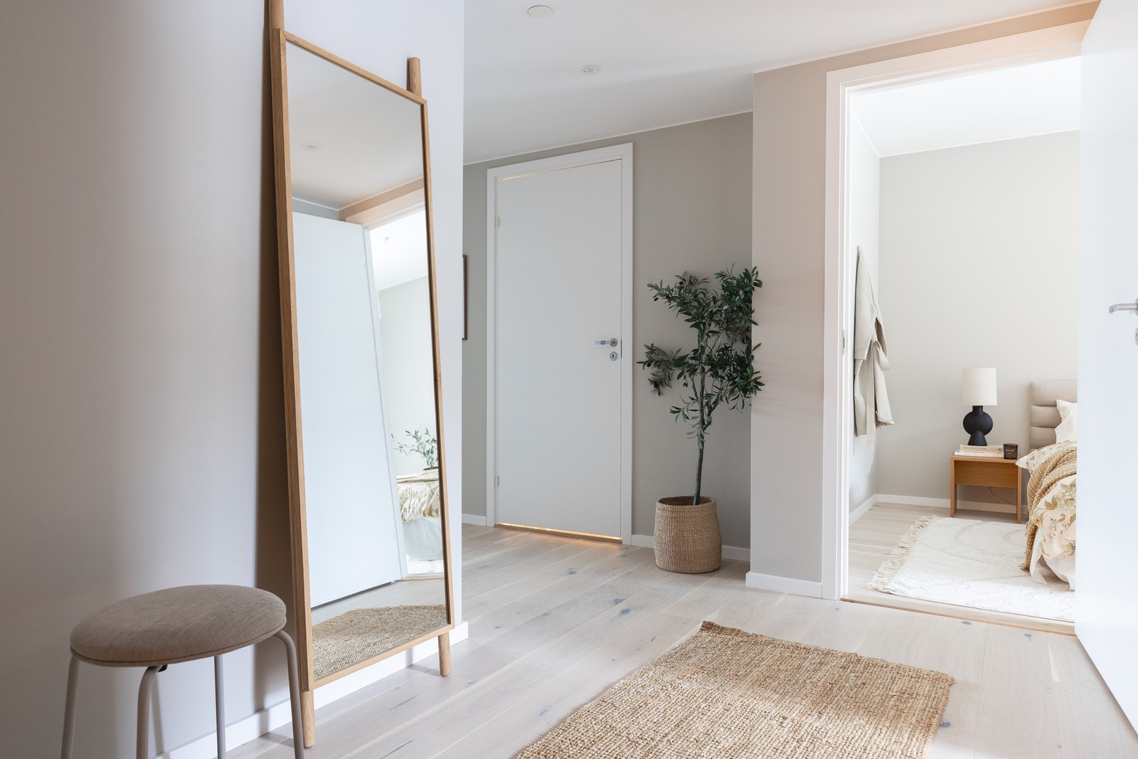 Her møtes du av en innbydende entré med 1-stavs eikeparkett på gulv og malte overflater. Galleribilde