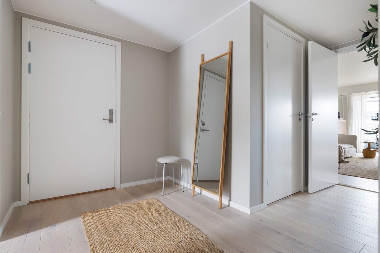 Leiligheten ligger i oppgangens 3. etasje med heisadkomst fra felles oppgang samt garasjeanlegg, og gir et umiddelbart godt førsteinntrykk. Galleribilde