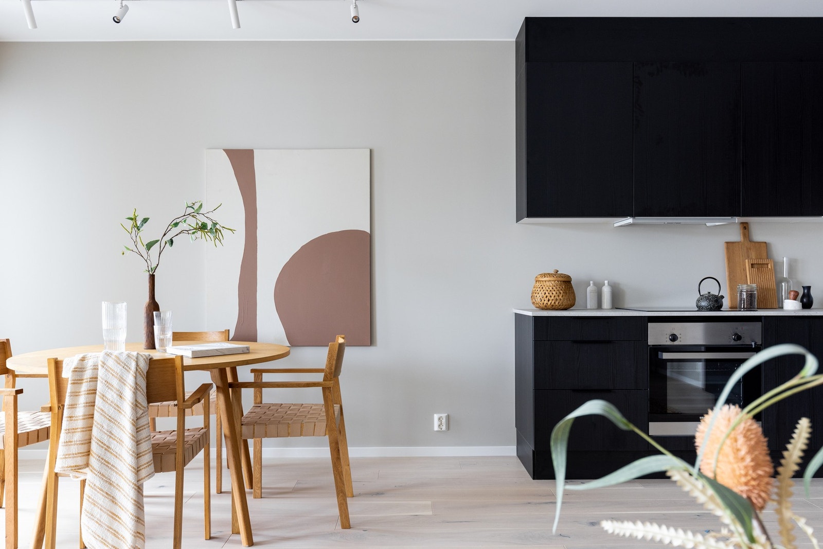 Den åpne stue- og kjøkkenløsningen gir et sosialt og hyggelig allrom. Galleribilde