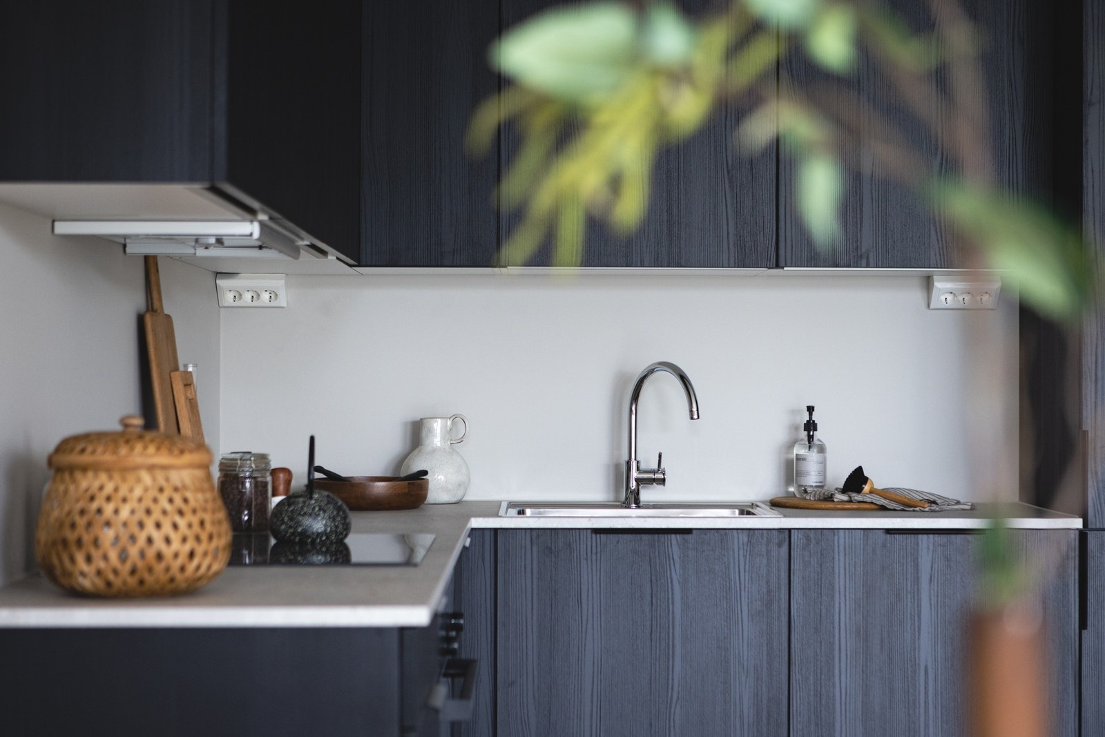 Dette er et godt utnyttet kjøkken med mye skap- og benkeplass. Galleribilde