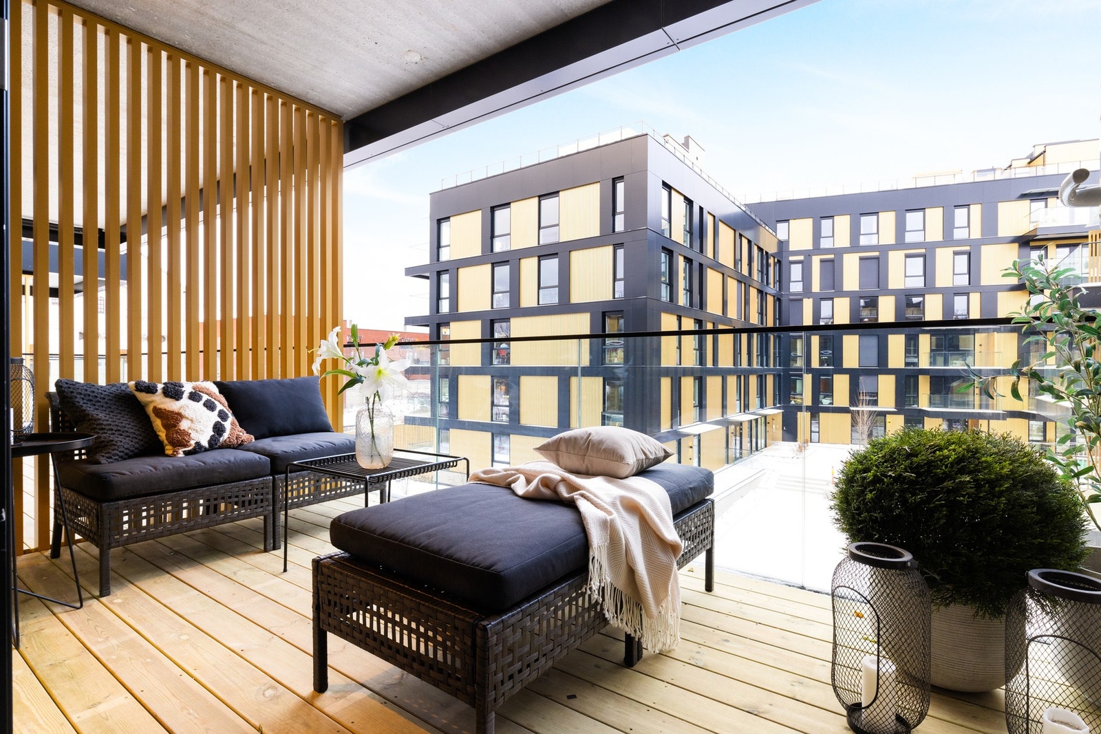 I likhet med den andre balkongen er det god plass til sittegruppe, beplantning, grill mm. Galleribilde