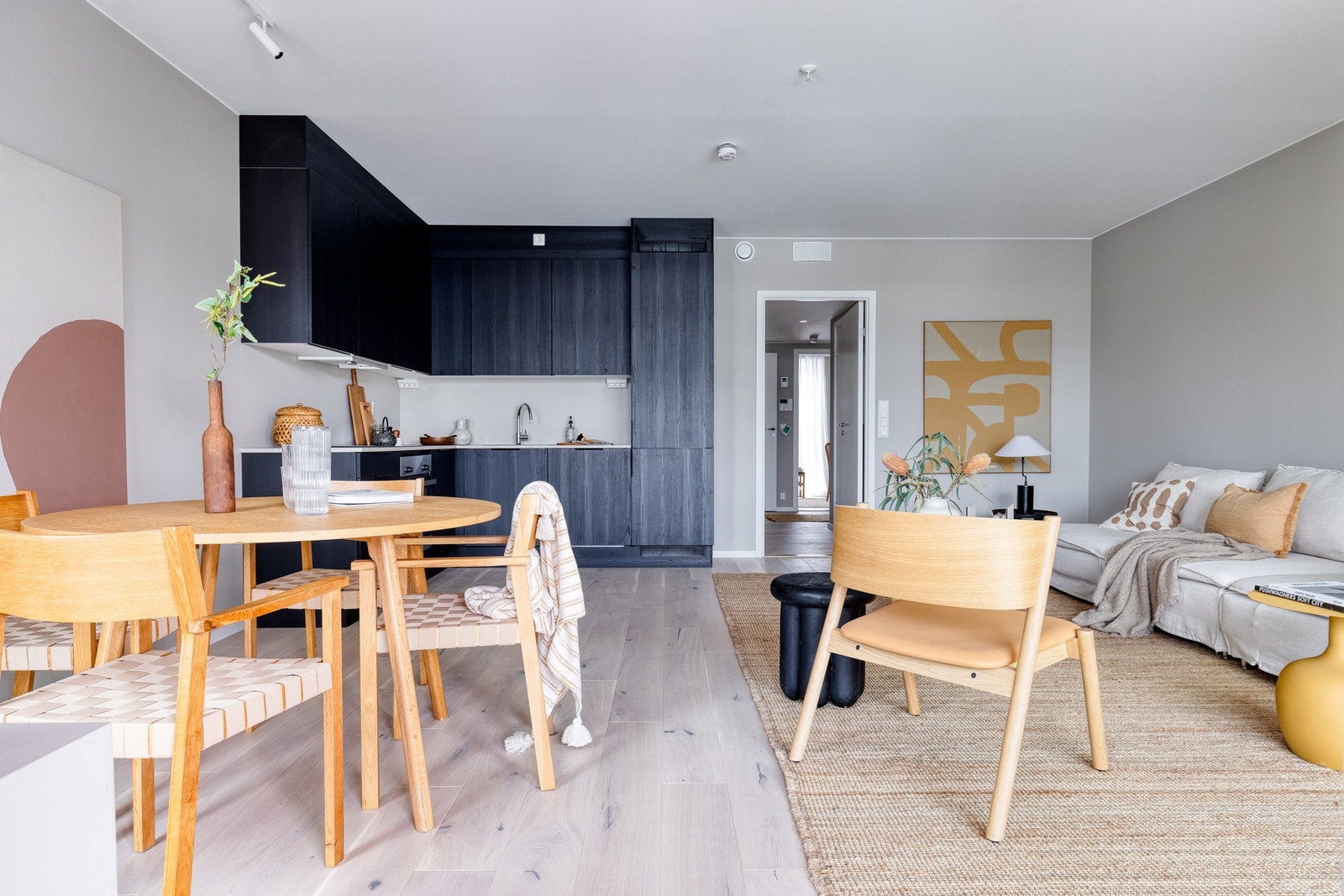 Gode møbleringsmuligheter i den åpne stue- og kjøkkenløsningen. Galleribilde