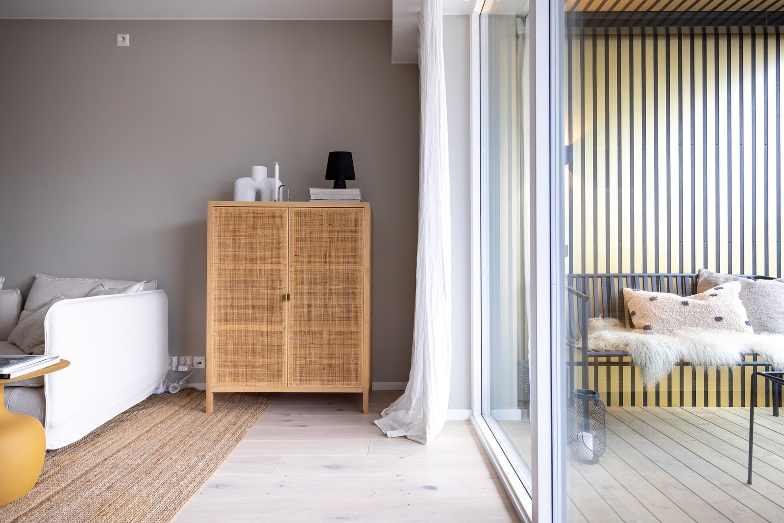 Balkongen blir som en forlengelse av stuen i sommerhalvåret. Galleribilde