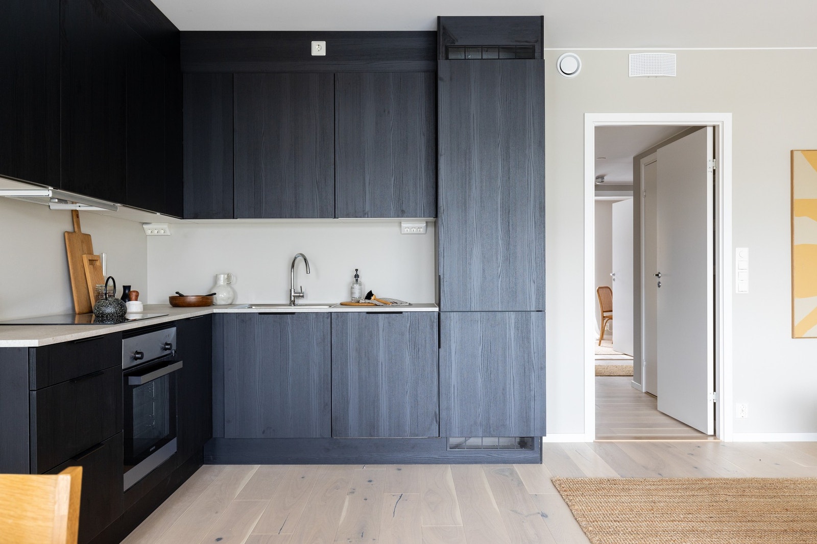 Lekkert kjøkken som harmonerer godt med resten av boligen. Galleribilde