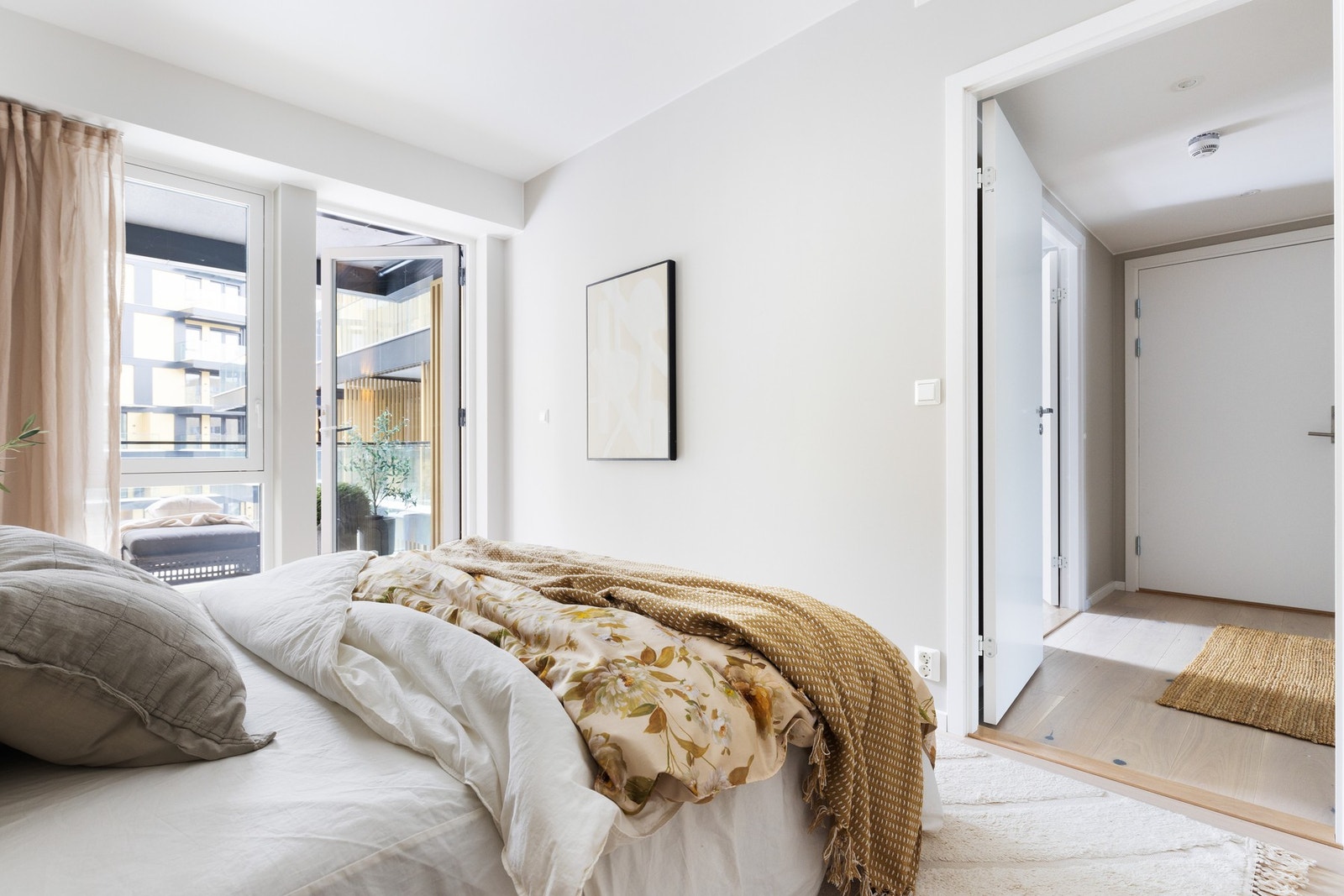 På hovedsoverommet er det god plass til oppbevaringsløsninger. Galleribilde