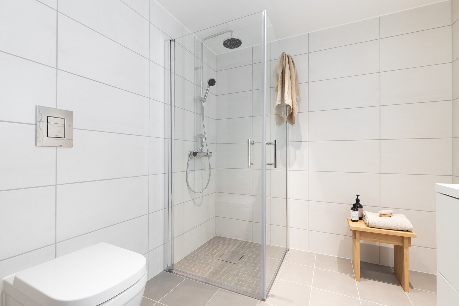 Videre er det vegghengt toalett og dusjhjørne med svingbare glassdører som frigjør plass på gulvet. Galleribilde