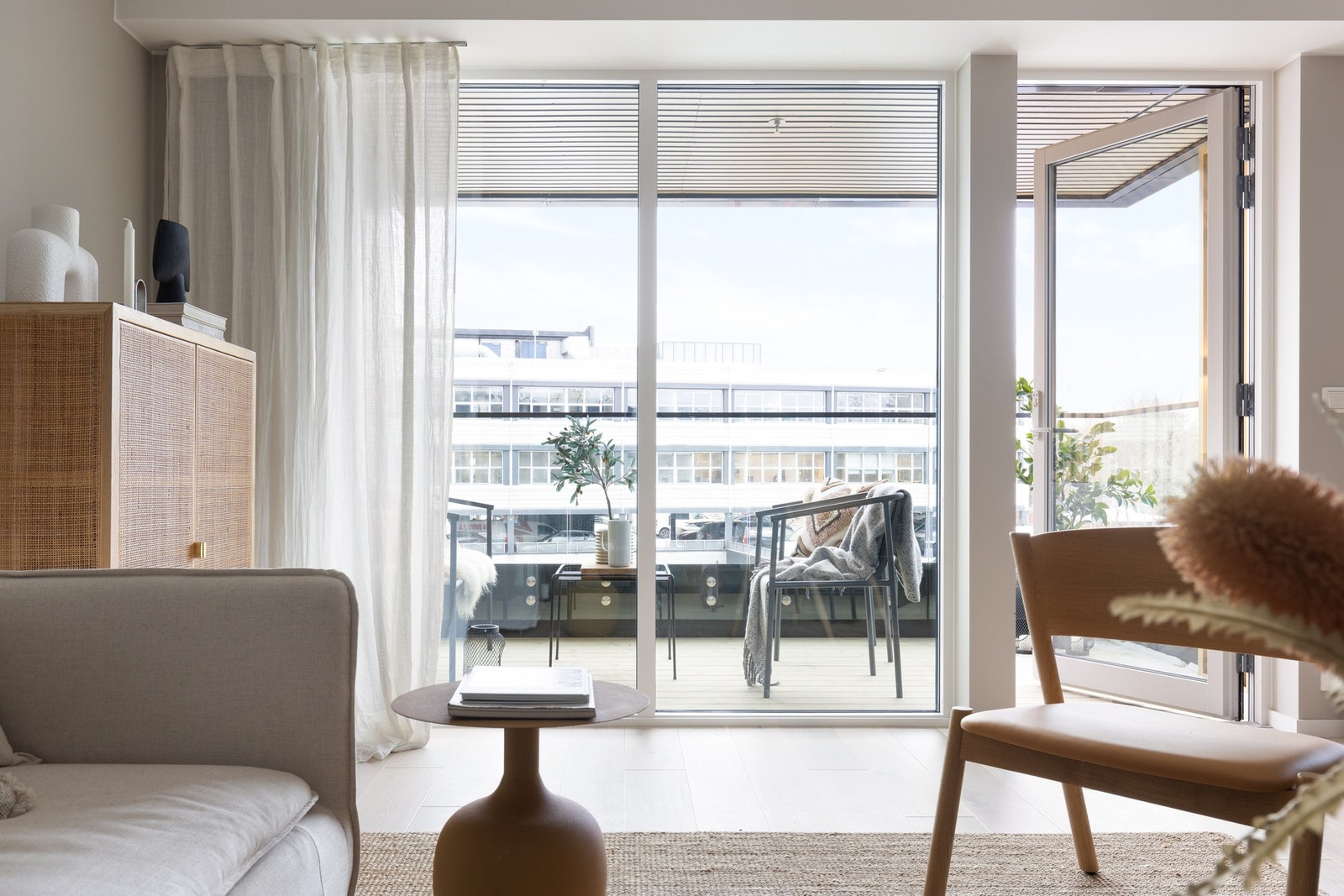 Innvendig holder leiligheten en høy standard med moderne material- og fargevalg. Galleribilde