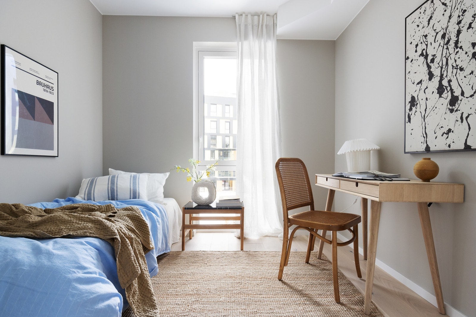 Det andre soverommet er også av god størrelse med plass til seng, kontorpult, oppbevaringsmøblement mm. Galleribilde